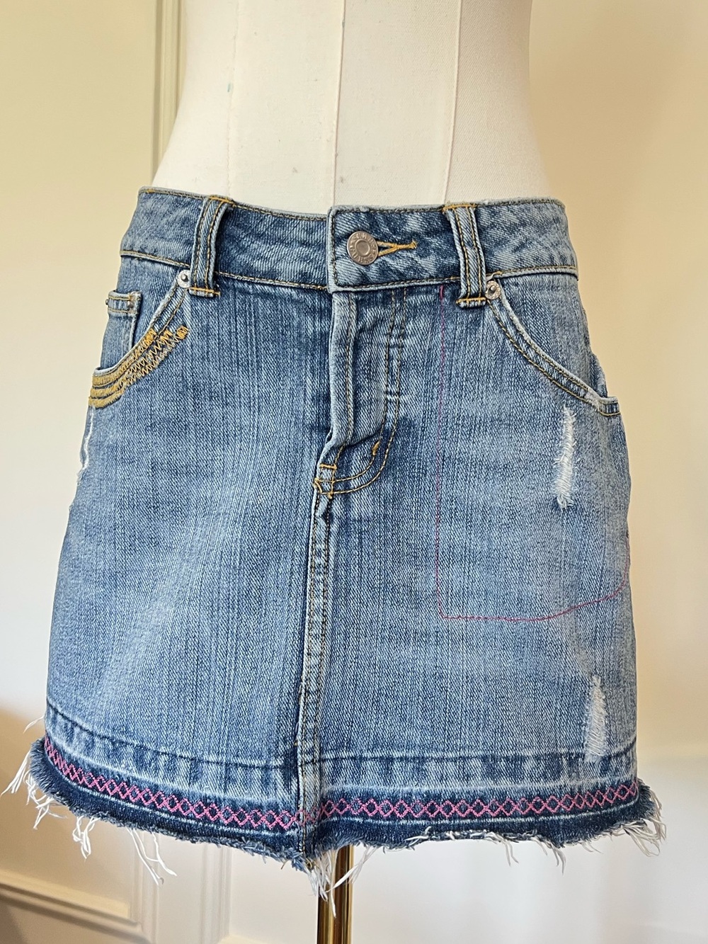 Guess Jeans Y2K light wash Micro Mini Denim Skirt Sz 27 Embroidered